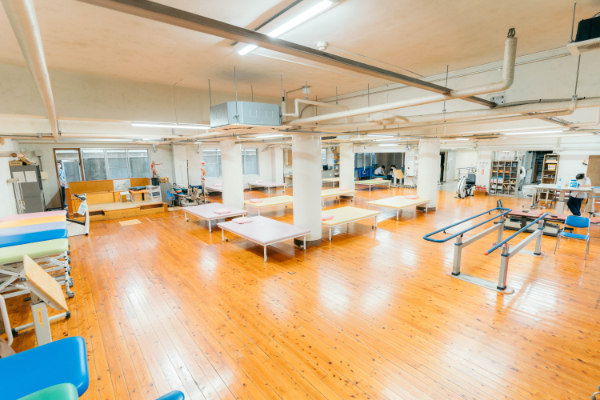 中央病棟地下1階のリハビリテーションルーム