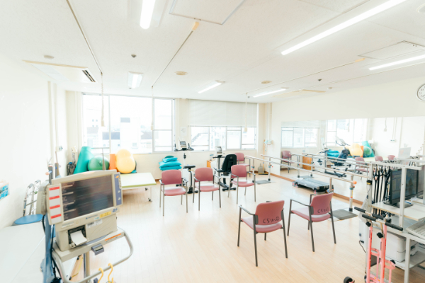 中央病棟5階のリハビリテーションルーム